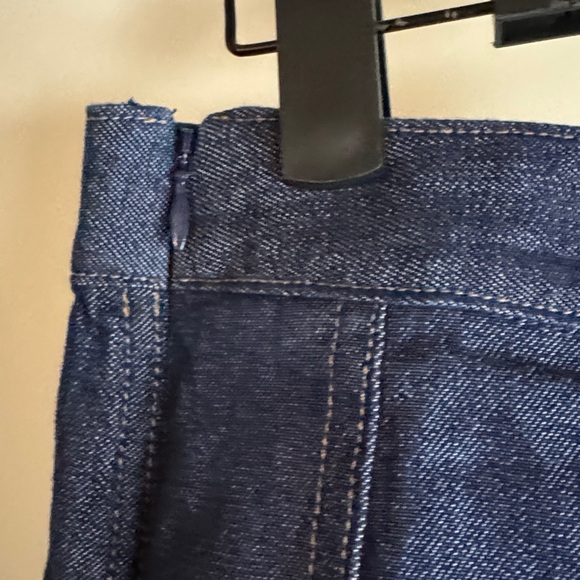 Aritzia Babaton perspective pleated denim skirt size 0
80% cotton 
20% Lyocell - Picture 6 of 8